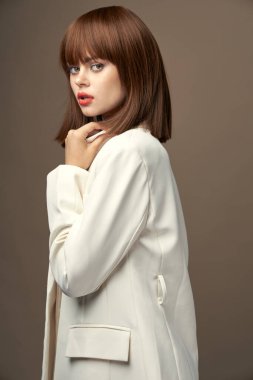 Moda elbiseli şık bayan elleriyle el kol hareketi yapıyor.