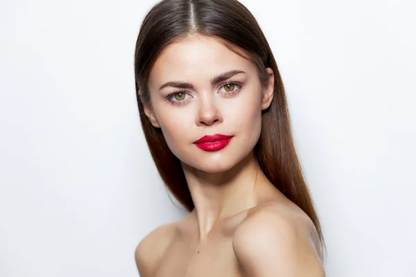 Lady heldere make-up naar voren kijken rode lippen blote schouders — Stockfoto