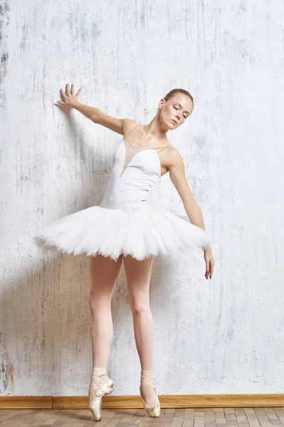 Nogi baleriny pointe buty biały tutu wydajność — Zdjęcie stockowe