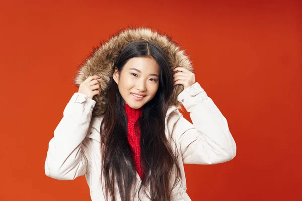 Mujer en chaqueta de invierno estilo de vida elegante moda — Foto de Stock