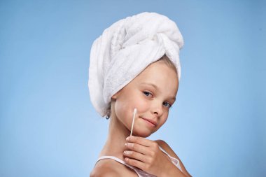 Kafasında havluyla bir kız pamuk pedlerle cilt bakımı yaşam tarzı hijyeni