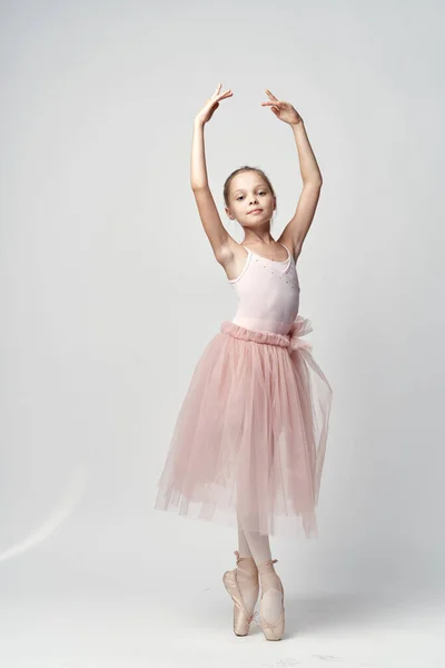 Bailarina de niña en traje de baile rosa baile de ballet puntas zapatos tutú luz fondo modelo —  Fotos de Stock