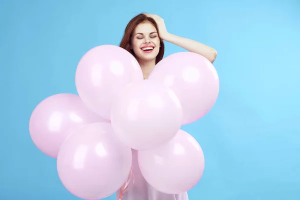 Όμορφη γυναίκα με ροζ μπαλόνια διακοπές διασκέδαση γενέθλια Δώρο ευτυχία μπλε φόντο — Φωτογραφία Αρχείου