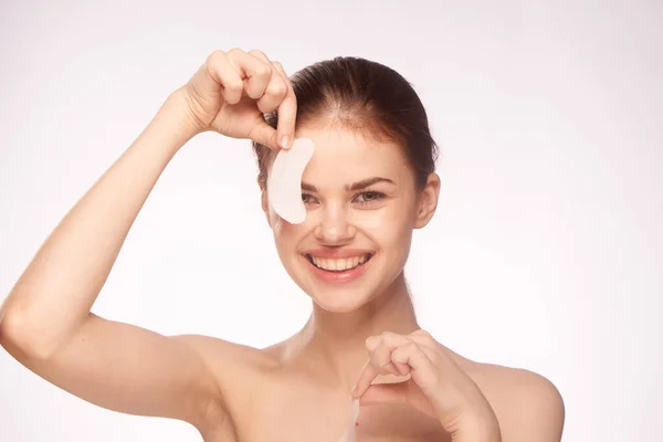 Wanita peduli untuk tambalan wajah kulit di bawah mata kosmetologi bahu telanjang model emosi — Stok Foto