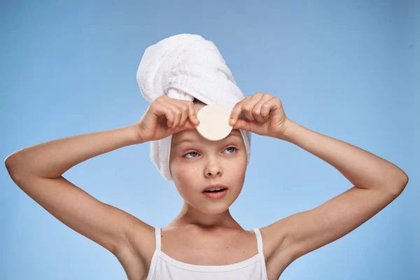 Flicka med en handduk på huvudet bomull kuddar hudvård livsstil hygien — Stockfoto