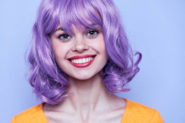 Moda kızı parlak makyajlı mavi arka plan