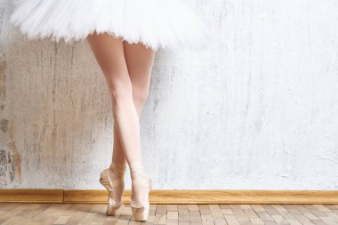 Bacak balerin ayakkabısı beyaz etek performansı