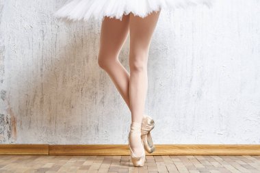 Bacak balerin ayakkabısı beyaz etek performansı