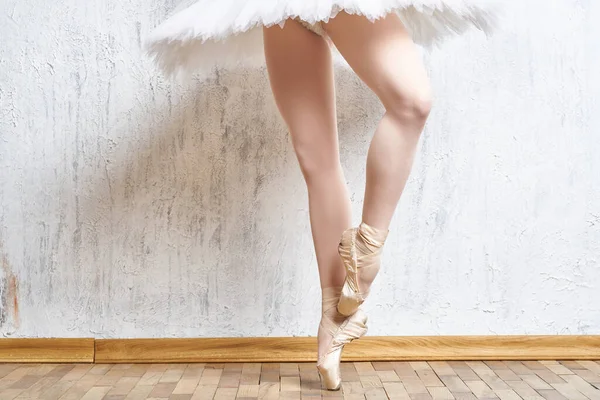 Piernas bailarina puntas zapatos tutú blanco rendimiento —  Fotos de Stock