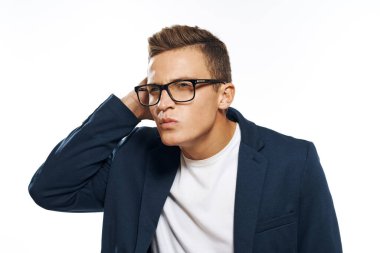 Gözlüklü iş adamı. Duyguları olan. Resmi yönetici.