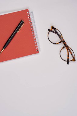 Kırtasiye ofisi kalem bardak ışığı arkaplanı belgesi