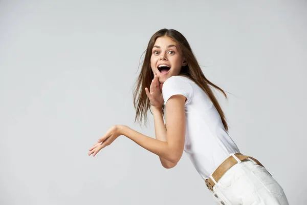 Emocionální žena otevřená ústa překvapený vzhled bílé tričko boční pohled — Stock fotografie