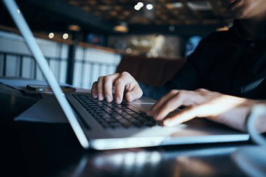 Bir kafede çalışan serbest çalışan iş adamı. Laptoplar, iletişim odası müdürü modeli.