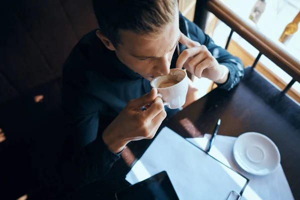 Фрилансер-бизнесмен, работающий в кафе-ноутбуке, модель менеджера коммуникационного зала — стоковое фото