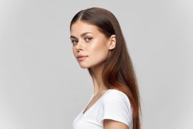 Kadın portresi, esmer tişört, güzel yüz.