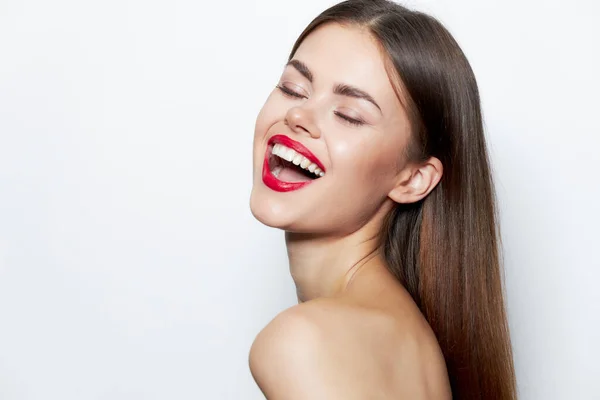 Lady Eyes geschlossenen Lächeln rote Lippen klare Haut-Wellness-Behandlungen — Stockfoto