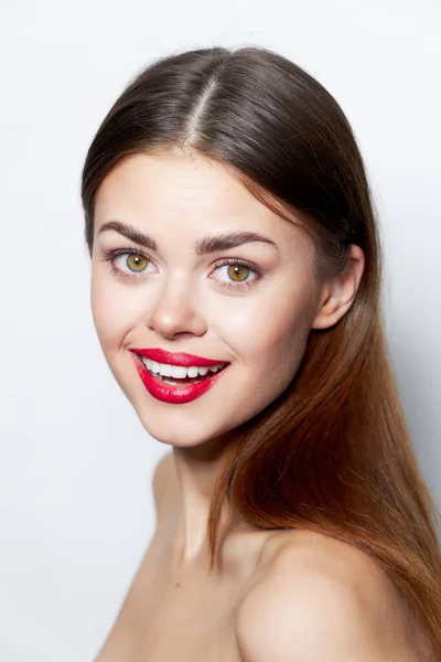 Lady jasne skóra nagie czerwone usta uśmiech urok — Zdjęcie stockowe