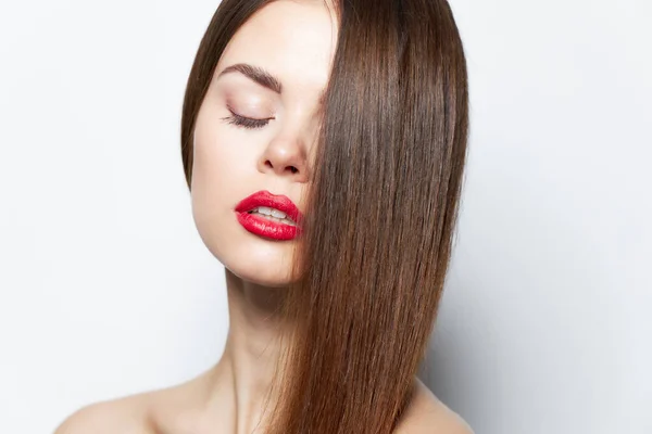 Lady Geschlossene Augen rote Lippen langes Haar entblößte Schultern helles Make-up — Stockfoto