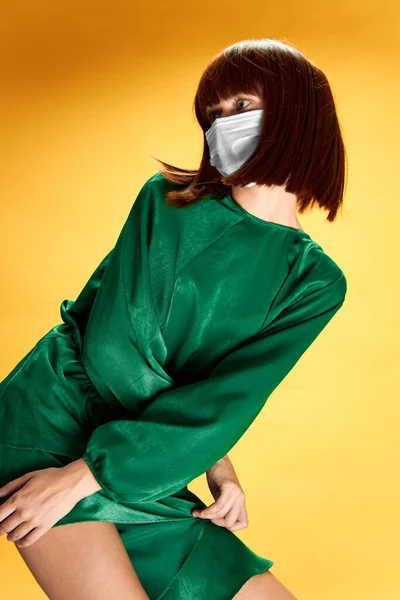 Mujer en vestido de moda posando en el virus máscara médica covid-19 — Foto de Stock