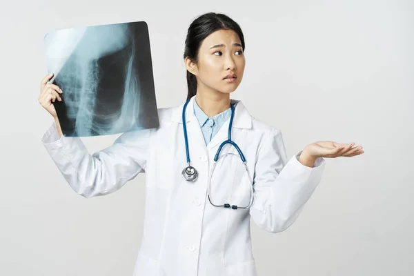 Жінка-лікар біле пальто медицини стетоскоп професійний — стокове фото