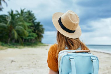 Kadın turist şapkası. Geriye doğru yürü. 