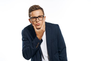 Gözlüklü iş adamı. Duyguları olan. Resmi yönetici.