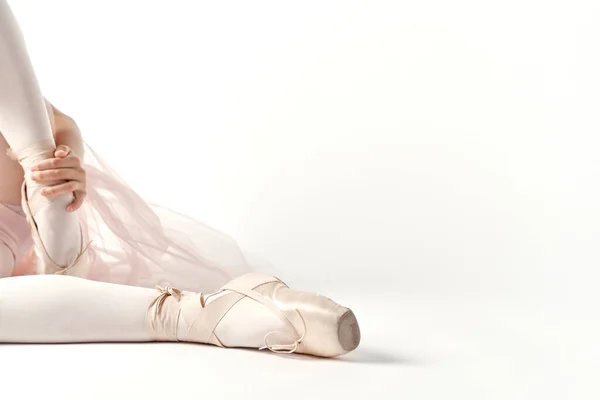 Pointe buty balet nogi zbliżenie światło tło przycięte widok — Zdjęcie stockowe