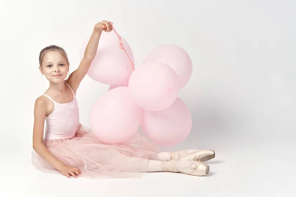 Ballerine fille en costume avec des ballons dans les mains tutu pointe chaussures danse — Photo