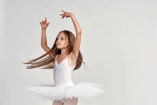 Meisje ballerina in wit kostuum pointe schoenen tutu dans licht achtergrond bijgesneden uitzicht — Stockfoto