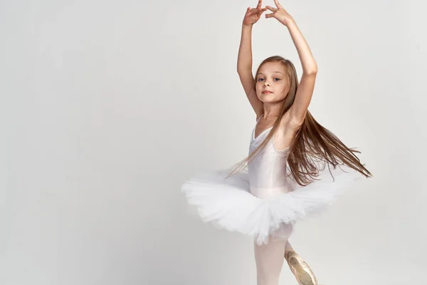 Dívka balerína tanec provádí trénink bílá tutu — Stock fotografie