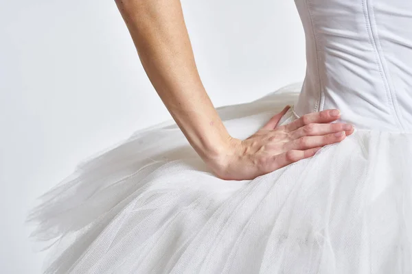 Балерина в белой пачке элегантный танец выполнены чувственность силуэт светлый фон — стоковое фото