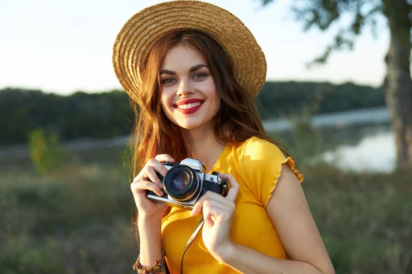 Fotografer wanita ceria dengan hobi bersenang-senang — Stok Foto