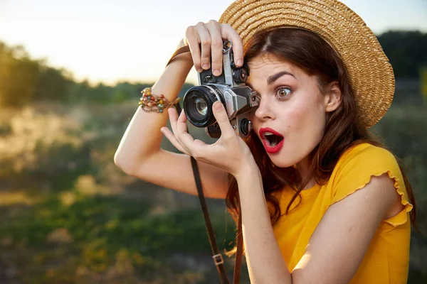 Terkejut wanita mengambil alam snapshot hobi gaya hidup — Stok Foto