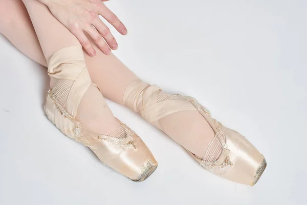 Силуетна балерина привабливий танець, що виконує вправи гнучкості — стокове фото