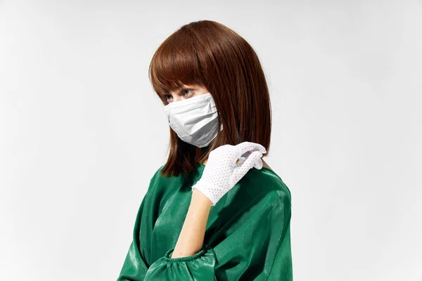 Женщина в модном платье позирует в медицинской маске вируса covid-19 — стоковое фото
