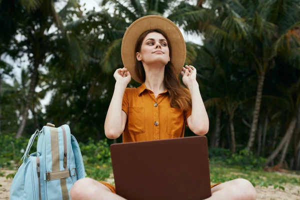 Kvinna turist på stranden med bärbar dator ryggsäck internet — Stockfoto