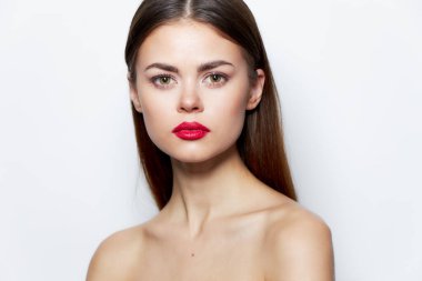 Bayan doğal görünüş. Çıplak omuzlar. 