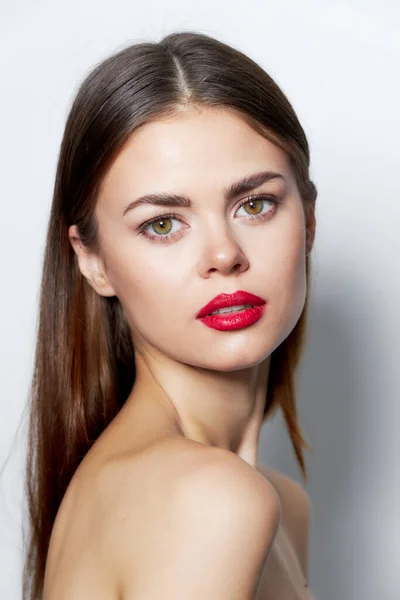 Bayan cilt bakımı Kırmızı dudaklar berrak cilt cazibesi — Stok fotoğraf