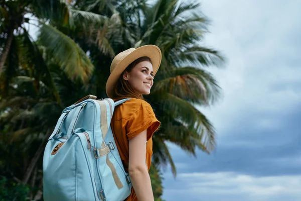 Kvinna turist ryggsäck resa semester palmer — Stockfoto