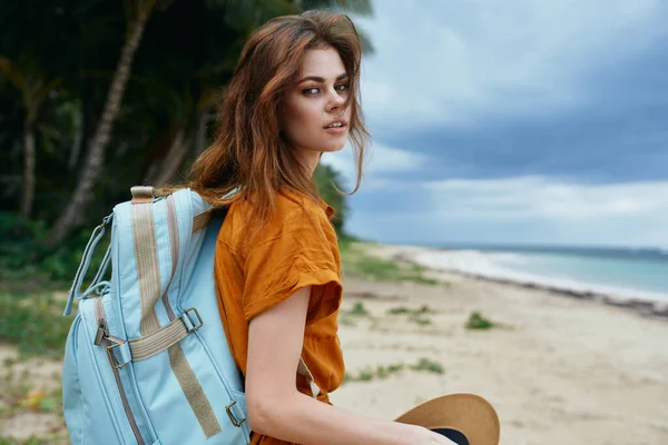 Женщина туристический синий рюкзак прогулка приключение — стоковое фото
