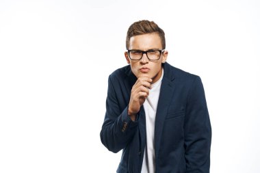 Gözlüklü iş adamı. Duyguları olan. Resmi yönetici.