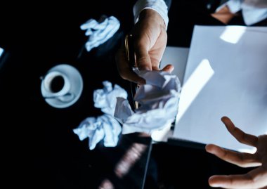 Kahve kağıtları buruşmuş kahve fincanı yönetici iş kadını yaşam tarzı.