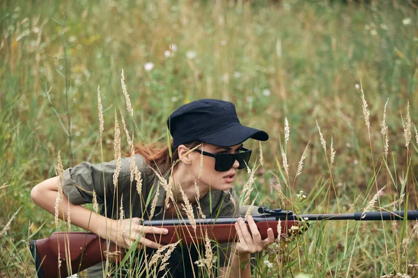 Mulher soldado se esconder em uma arma caçar boné preto — Fotografia de Stock