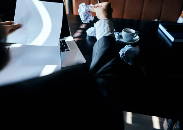 Café papéis na mesa de papel amassado copo de café executivo estilo de vida de mulher de negócios — Fotografia de Stock