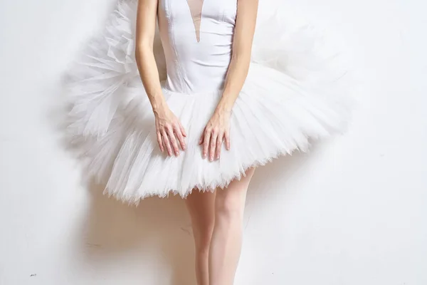 Bailarina en tutú blanco elegante danza realizada sensualidad silueta fondo claro —  Fotos de Stock