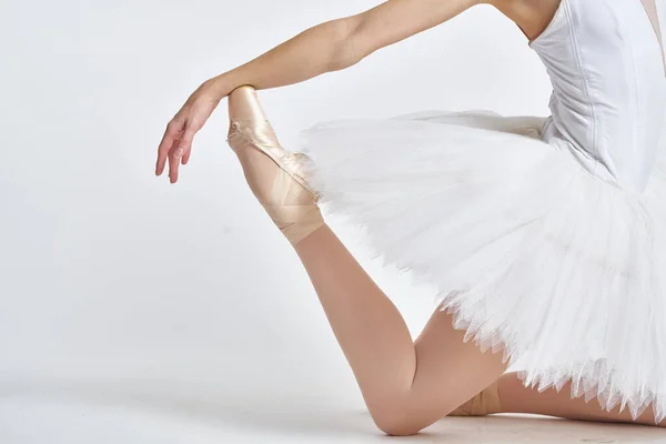 Bailarina em branco tutu dança elegante realizada sensualidade silhueta luz fundo — Fotografia de Stock