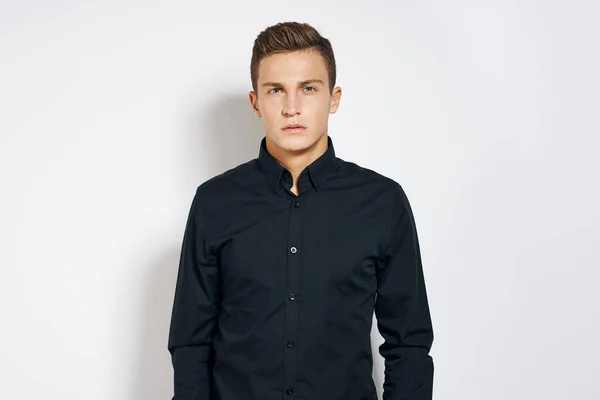 Man in black shirt lifestyle συναισθήματα σύγχρονο στυλ περικοπεί προβολή φως φόντο — Φωτογραφία Αρχείου