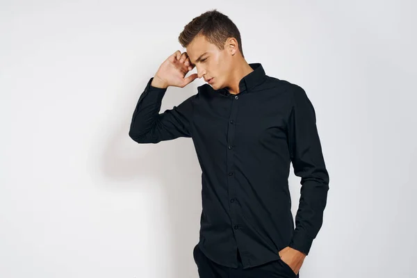 Homme en chemise noire mode de vie émotions style moderne vue recadrée arrière-plan lumineux — Photo