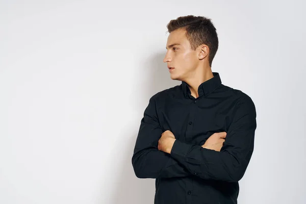 Homem em preto camisa estilo de vida emoções moderno estilo recortado vista luz fundo — Fotografia de Stock