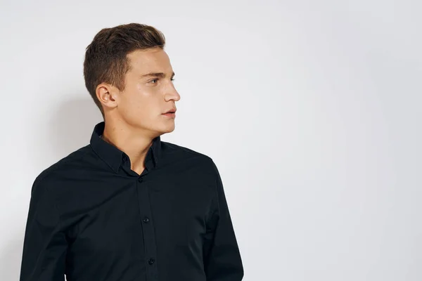 Man in black shirt lifestyle συναισθήματα σύγχρονο στυλ περικοπεί προβολή φως φόντο — Φωτογραφία Αρχείου